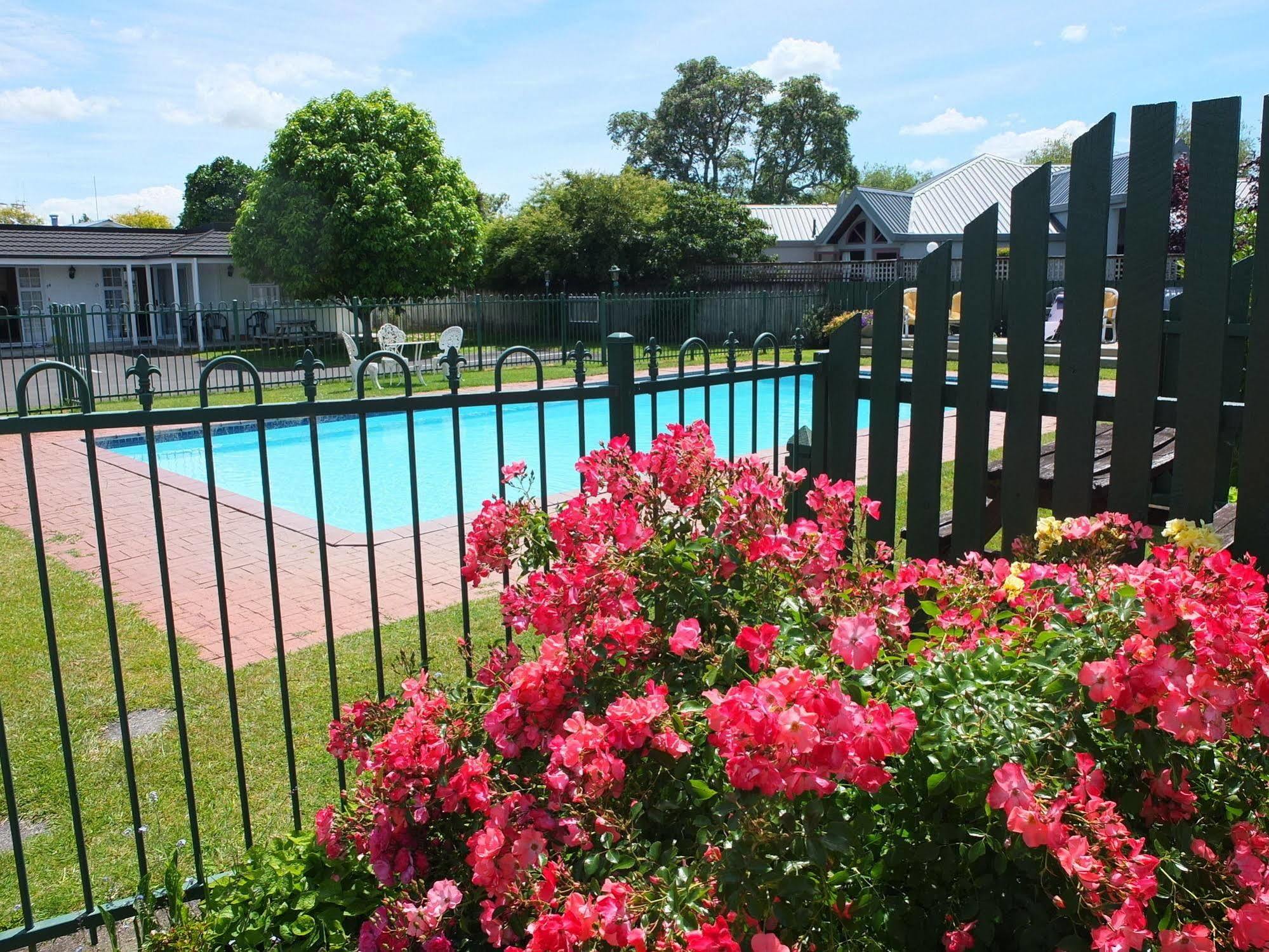 Colonial Court Motel เคมบริดจ์ ภายนอก รูปภาพ